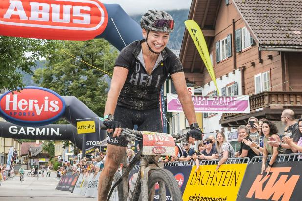 Salzkammergut Trophy 2024 - Irina Fettinger im Ziel (Foto: sportograf)